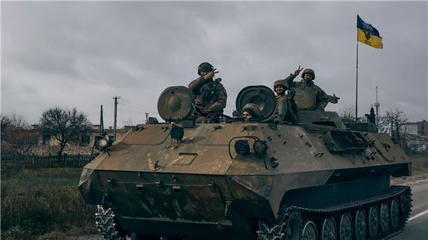 Krieg gegen die Ukraine: So ist die Lage Ukrainische Soldaten zeigen ein Peace-Zeichen während sie mit einem erbeuteten russischen Schützenpanzer fahren.