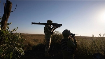 Ukrainische Soldaten zielen mit einer Flugabwehrrakete auf die Frontlinie bei Bachmut.