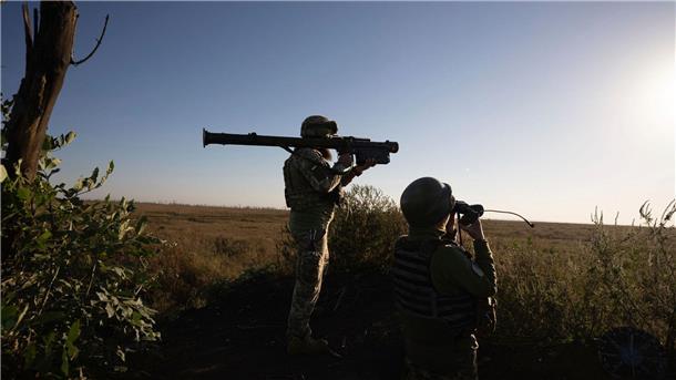 Krieg gegen die Ukraine: So ist die Lage Ukrainische Soldaten zielen mit einer Flugabwehrrakete auf die Frontlinie in der Nähe von Klischtschijiwka bei Bachmut.