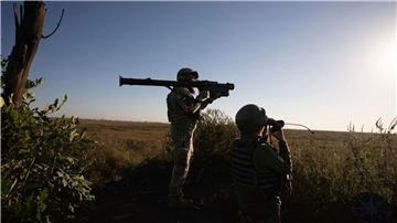 Ukrainische Soldaten zielen mit einer Flugabwehrrakete auf die Frontlinie in der Nähe von Klischtschijiwka bei Bachmut.