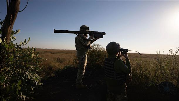 London: Russland nutzt Strafbataillone für Angriffe Ukrainische Soldaten zielen mit einer Flugabwehrrakete auf die Frontlinie in der Nähe von Klischtschijiwka bei Bachmut. (Symbolbild)