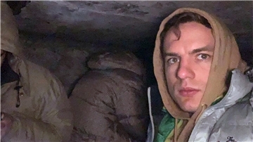 Ukrainischer Klimaaktivist Ivanko Bobeiko in einem Keller in der Ukraine am 10. März. Mit Beginn der Invasion in seinem Heimatland ist der 27-Jährige in die Westukraine nahe der polnischen Grenze geflohen.
