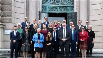 Ulf Kristersson (M, 2. Reihe), neuer Ministerpräsident von Schweden, steht mit den Mitgliedern seiner Regierung für ein Familienfoto vor dem Parlament. Nach acht Jahren unter sozialdemokratischer Führung rückt Schweden nach rechts.