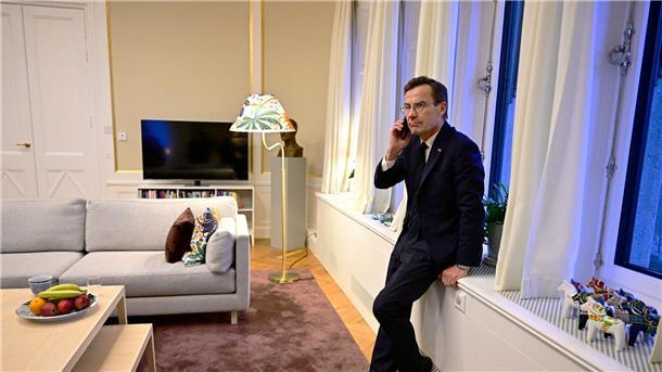 „Ein historischer Tag“: Schwedens Weg in die Nato ist frei Ulf Kristersson, Ministerpräsident von Schweden, telefoniert, als er im Regierungssitz in Stockholm die Information erhält, dass das ungarische Parlament für die Ratifizierung des schwedischen NATO-Beitritts gestimmt hat.