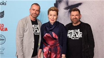 Ulf Leo Sommer (l-r), Franziska Giffey und Peter Plate bei der Premeire von „Romeo & Julia - Liebe ist Alles“ im Stage Theater des Westens.