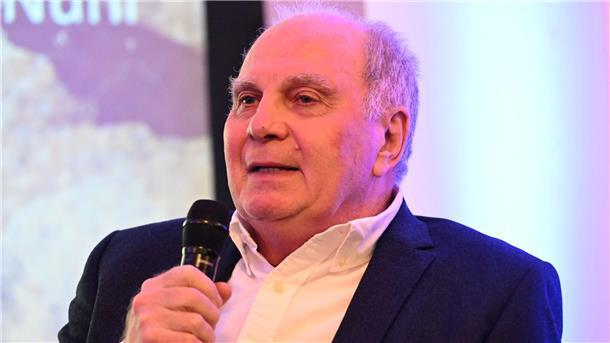 Hoeneß schimpft auf Transfermarkt: „Völlig gaga“ Uli Hoeneß hält die jüngsten Entwicklungen auf dem Transfermarkt für „gaga“.