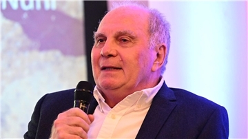 Uli Hoeneß hält die jüngsten Entwicklungen auf dem Transfermarkt für „gaga“.