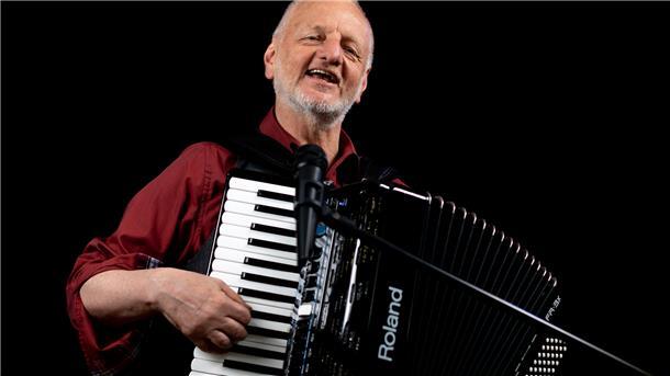 Der Musiker Ulli Torspecken spielt auf seinem Akkordeon.