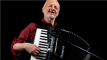 Der Musiker Ulli Torspecken spielt auf seinem Akkordeon.
