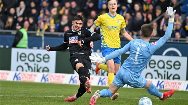 Ulms Aaron Keller (l) scheitert an  Braunschweigs Torwart Ron-Thorben Hoffmann.
