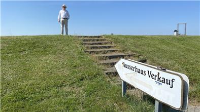 Ulrich Petznick aus Nordholz findet es traurig, dass es auf der Wurt in Spieka-Neufeld in diesem Jahr kein gastronomisches Angebot gibt.