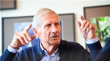 Ulrich Wickert, Journalist und Autor, während eines Interviews im Literaturhauscafé in Hamburg.