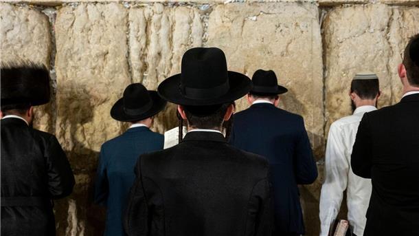 Deutscher Abt soll vor Klagemauer sein Kreuz verdecken Ultraorthodoxe jüdische Männer beten an der Klagemauer.