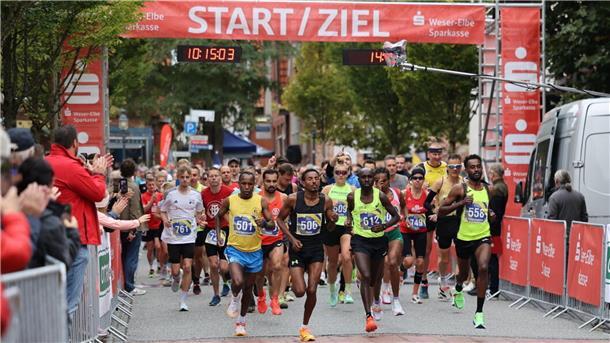 Melderekord beim Küstenmarathon in Otterndorf Eine Traube Läufer im Start/Zielbereich beim Küstenmarathon
