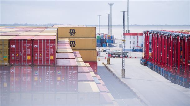Einbruch beim Containerumschlag in Bremerhaven: Der GHB meldet Kurzarbeit an Container auf dem Terminal