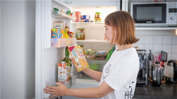 Um beim Einkaufen zu sparen, geht Judith Beusing mit dem Taschenrechner in den Supermarkt.