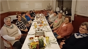 Um den ehrenamtlichen Vertrauensfrauen im Rhader Landfrauenverein für ihre Arbeit zu danken, ging es nach Bremervörde zur Gaststätte Danckers. Dort gab es Gegrilltes vom heißen Stein.