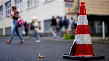 Um den „Elterntaxis“ etwas entgegenzusetzen, müssen dem Städtetag zufolge individuelle Lösungen her - zum Beispiel temporäre Straßensperrungen.