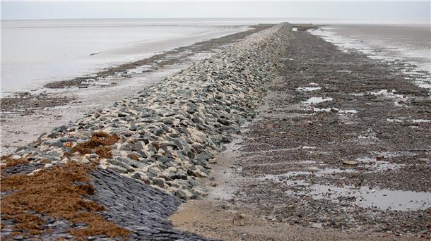 Das hilft dem Küstenschutz: Millionenprojekt im Verborgenen  Um den Seedeich besser zu schützen, hat der Deichverband Land Wursten die Solthörner Seebuhne an der Wurster Küste zwischen Wremen und Misselwarden auf einer Länge von fast 500 Metern runderneuert.