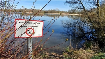 Um die Badesicherheit für Gäste am Stoteler See zu erhöhen, weisen neue Schilder auf gefährliche Badestellen hin.
