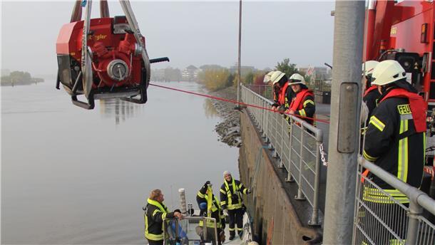 Um die Wasserversorgung von der Weser aufzubauen, wurden per Kran Pumpen auf Boote verladen.