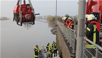 Um die Wasserversorgung von der Weser aufzubauen, wurden per Kran Pumpen auf Boote verladen.