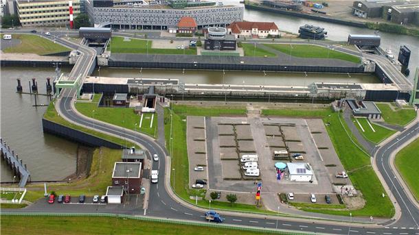 Um einen Totalausfall der Fischereihafen-Doppelschleuse zu vermeiden, wird jetzt in die Stromversorgung viel Geld investiert.