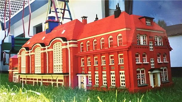 Um etwas Neues zu bauen, muss Maurer Naumann erst ein anderes Modell abreißen, weil er die Steine braucht. Aus dem historischen Hauptbahnhof wurde in wochenlanger Handarbeit mit knapp 100.000 Legosteinen das historische Gebäude der Nordsee nachkonstruiert.