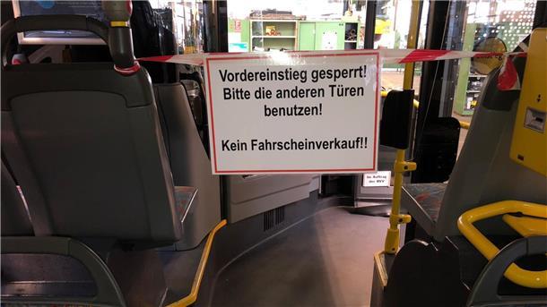 Um Fahrer und Fahrgäste zu schützen, wurde der vordere Bereich in den Bussen gesperrt.