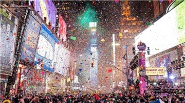 Um Mitternacht rieselt am Times Square Konfetti herab.