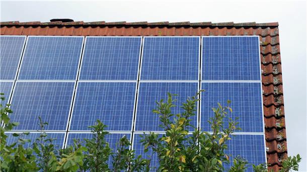 Um sich aber vor Engpässen bei der Energielieferung in gewissem Umfang zu schützen, kann die Investition in Sonne dennoch lohnen. Das nötige Kleingeld vorausgesetzt. Denn zusätzlich zur PV-Anlage empfiehlt sich ein Stromspeicher, der als Puffer für sonnenarme Zeiten dient.