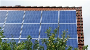 Um sich aber vor Engpässen bei der Energielieferung in gewissem Umfang zu schützen, kann die Investition in Sonne dennoch lohnen. Das nötige Kleingeld vorausgesetzt. Denn zusätzlich zur PV-Anlage empfiehlt sich ein Stromspeicher, der als Puffer für sonnenarme Zeiten dient.