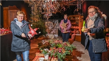 Umgeben von aufwendig gestalteten Gestecken und stimmungsvollem Weihnachtsschmuck ziehen die Landfrauen Simone Gerdes aus Bokel, Susanne Garbade aus Bramstedt und Heike Bahr aus Donnern (von links) Jahresbilanz in Donnern.