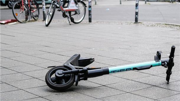 Umgekippte E-Roller mitten auf dem Geh- oder Fahrradweg können zu Unfällen führen.