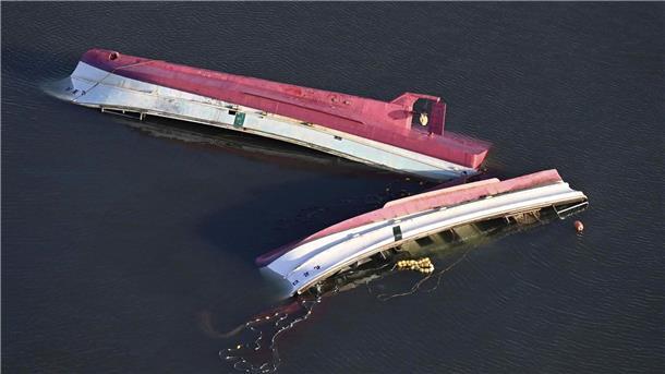 Umgekippte Fischerboote liegen in einem Hafen in der Präfektur Ishikawa.