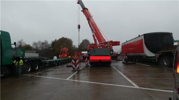 Umgeladen werden mussten einige Teile, weil die Zugmaschine für den Transport nicht geeignet war.