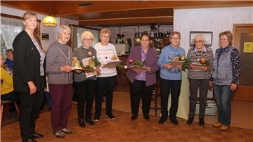 Umrahmt von den Vorsitzenden Birgit Knoop (links) und Renate Seebeck (rechts) nahmen die Gründungsmitglieder Elfriede Steckann, Christa Strauß, Marlene Schulz, Elfriede Schmidt, Lina Hahlbom und Gunde Bolte (von links) die Urkunden des Niedersächsischen Landfrauenverbands entgegen.