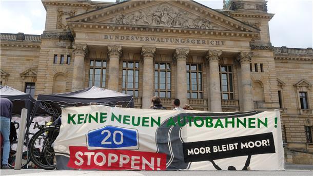 Umweltaktivisten haben Banner vor dem Bundesverwaltungsgericht angebracht. Dort wurde die Entscheidung zum Bau der A20 zwischen Westerstede und Jaderberg verhandelt.