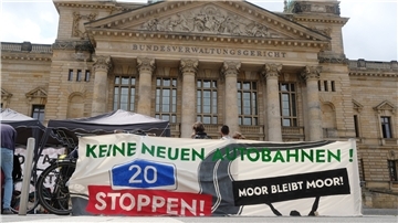 Umweltaktivisten haben Banner vor dem Bundesverwaltungsgericht angebracht. Dort wurde die Entscheidung zum Bau der A20 zwischen Westerstede und Jaderberg verhandelt.