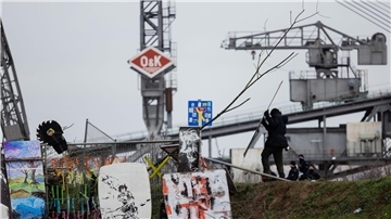 Umweltaktivisten im Protestcamp unmittelbar an der Abrisskante des Braunkohletagebaus Garzweiler II.