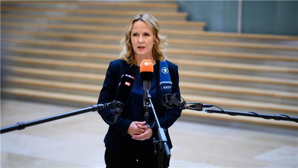 Umweltministerin Steffi Lemke äußert sich im Deutschen Bundestag über den Abschlussbericht zum Fischsterben in der Oder.