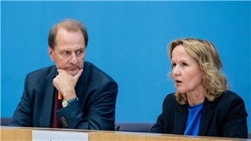 Umweltministerin Steffi Lemke (Bündnis 90/Die Grünen) und Dirk Messner, Präsident des Umweltbundesamtes.