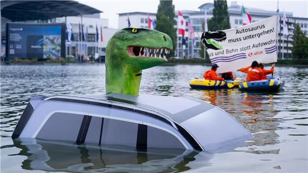 Autos der Zukunft stinken noch immer Umweltschützer protestierten vor der Messe.