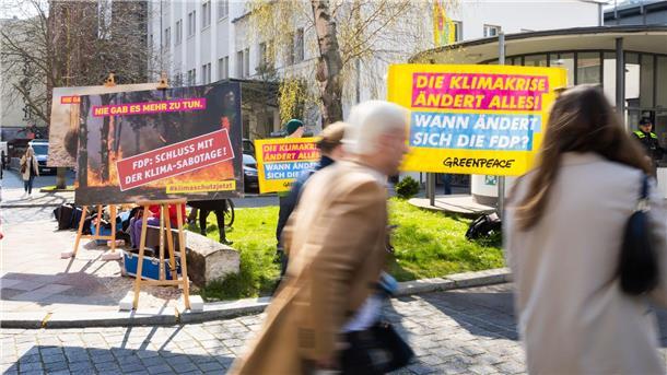 Lindner fordert Ampel zu Sparsamkeit auf Umweltschutz-Aktivisten protestieren gegen die Klima-Politik der FDP.