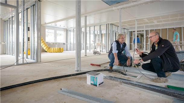 Umbau der Kinderklinik ist im Zeitplan Umzug Kinderklinik ins Klinikum Bremerhaven: Hans Wittmar (links, Leiter Technik) und Siegfried Dresselhaus (Koordinator Baustelle) im Neubau.
