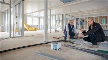 Umbau der Kinderklinik ist im Zeitplan Umzug Kinderklinik ins Klinikum Bremerhaven: Hans Wittmar (links, Leiter Technik) und Siegfried Dresselhaus (Koordinator Baustelle) im Neubau.