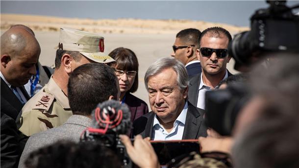 Zwei Hamas-Geiseln frei - „Gipfel für den Frieden“ in Kairo UN-Generalsekretär António Guterres kommt am internationalen Flughafen El Arish (Ägypten) an.