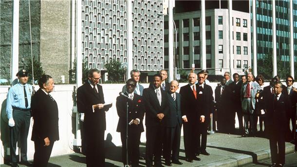 Vom Feind zum Freund: Deutschland 50 Jahre bei den UN UN-Generalsekretär Kurt Waldheim (3.v.l.) hält am 19. September 1973 während der Flaggenzeremonie eine Begrüßungsrede vor dem UN-Gebäude in New York.