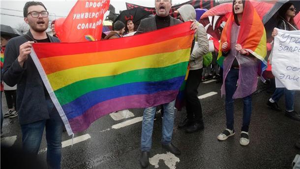 Russland verbietet LGBTQI+-Bewegung als „extremistisch“ Unabhängige russische Medien weisen  darauf hin, dass die Richter nicht einmal klar gestellt hätten, wer genau in ihren Augen der „LGBT-Bewegung“ angehört.