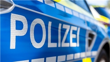An der Tür von einem Streifenwagen steht der Schriftzug „Polizei“